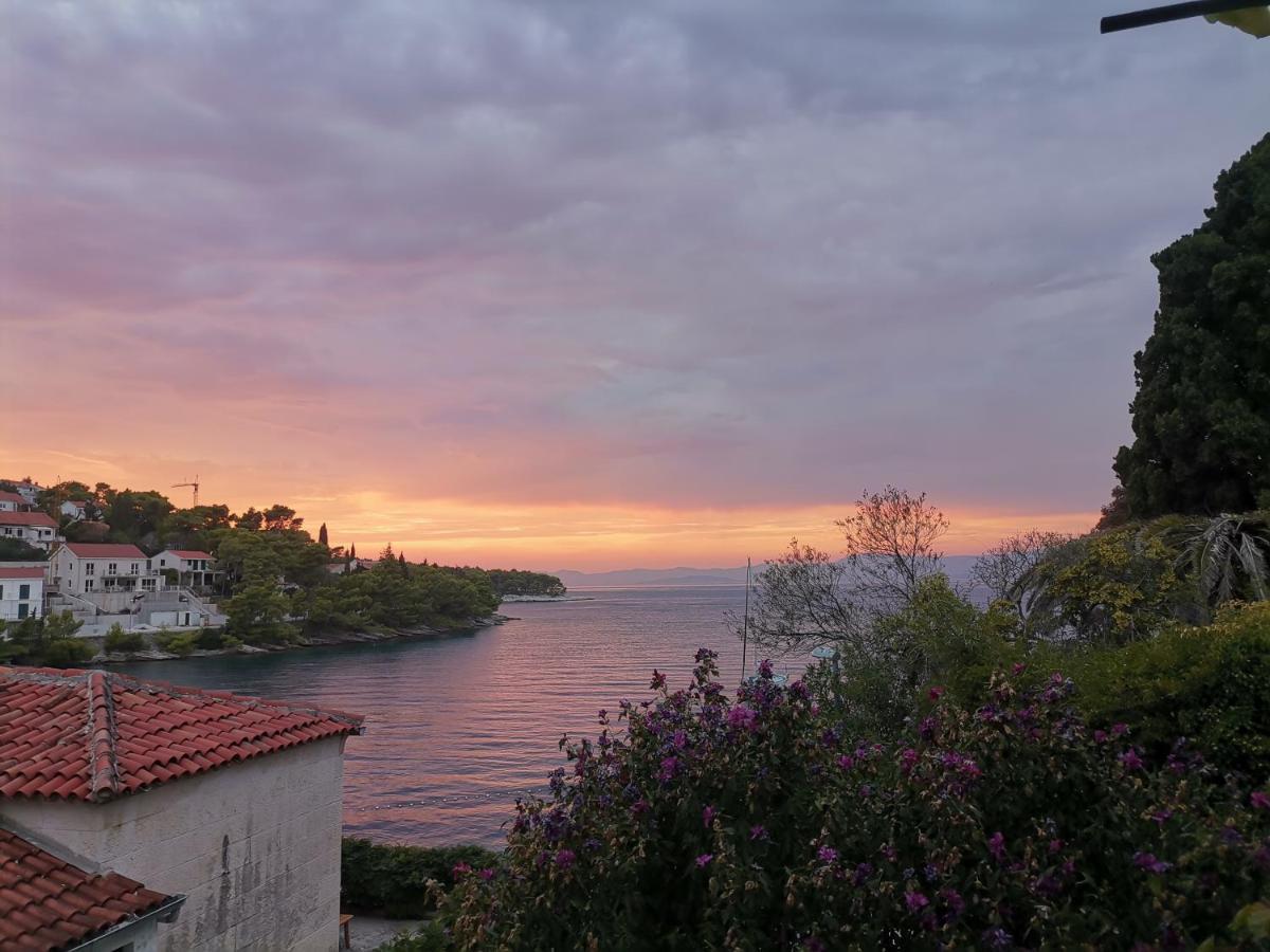 Sunset By The Sea Apartment Splitska Exterior photo